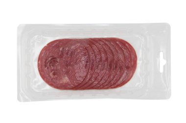 Beyaz arka planda izole edilmiş vakum paketinde kesilmiş füme et. Çiğ tütsülenmiş ambalaj izole edildi