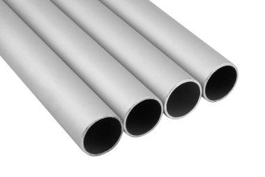 Yeni yüksek kalite parlak galvanizli paslanmaz çelik alüminyum alaşımlı borular. Sanayi inşaat malzemeleri beyaz arka planda izole.