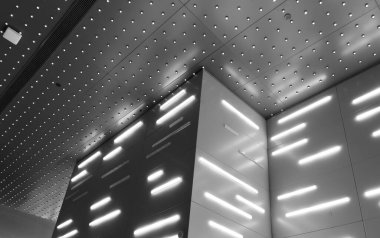 Işıklar ve havalandırma sistemi sanayi binasının tavanında uzun bir sıra halinde. Sergi Salonu. Tavan fabrikası inşaatı.