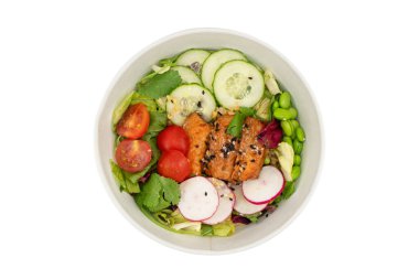 Beyaz arka planda somonlu dürtme kasesi. Somon, pirinç, avokado, edamame fasulyesi, salatalık ve turpla karıştırılmış.