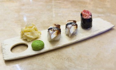 Mermer tabakta Nigiri suşi. Lezzetli yılan balığı nigiri sushi..