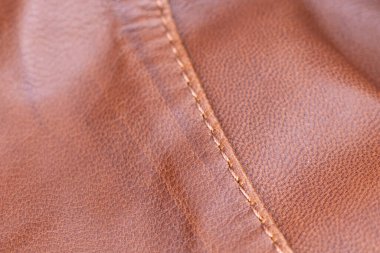 Deri döşeme arka planı. Delinmiş kahverengi deri detaylarının bir parçası. Deri dokusu delinmiş. Doku derisi