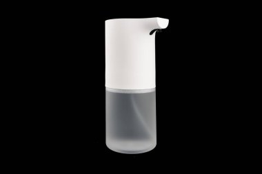Modern otomatik sabun dağıtıcısı siyah arkaplanda izole edilmiş. Algılayıcı sabun dağıtıcısı