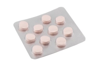 Beyaz arka planda izole edilmiş gümüş kabarcık ambalajında hap yığını. Alüminyum folyo su topladı. Eczane ürünleri. İlaç hapları ve uyuşturucular kapanıyor. Haplar arka plan