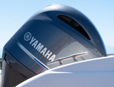 Antalya, Türkiye, 5 Mayıs 2024: Yepyeni Yamaha 150 FourStroke dış motorlu modern balıkçı teknesi. Yamaha işareti. Yamaha logosu