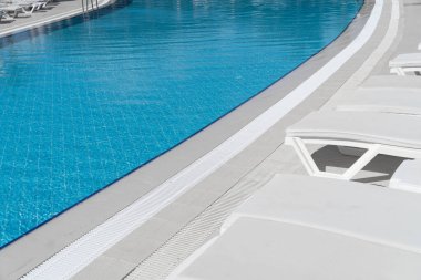 Tatil havuzu. Yaz tatili koltuğu, lüks otel havuzunda dinlenme salonu. Plaj şezlongu. Tatil yatağı. Güneşli yataklı boş yüzme havuzu 