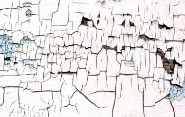 Teknede kırık beyaz boya var.