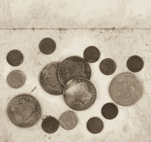 独特的老式美国硬币收藏在褪了色的纸张背景下近距离观察 — 图库照片