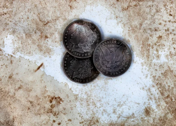 Solmuş Kağıt Doku Arka Planında Eski Gümüş Paralar — Stok fotoğraf