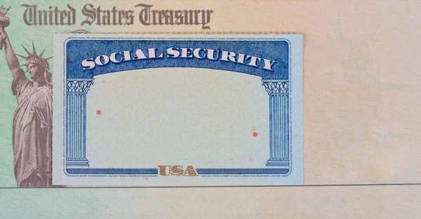 Irs税または刺激の払い戻しの概念の背景のための社会保障の識別カードを持つ米国財務チェック — ストック写真