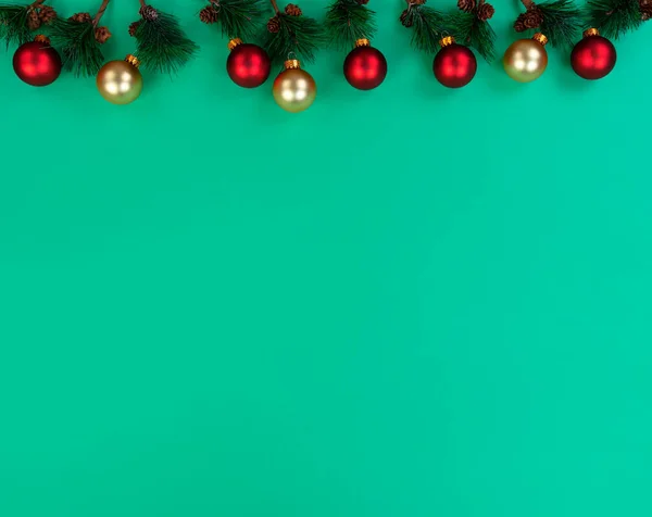 Рождеством Новым Годом Фон Ветками Верхушки Ели Красный Золотой Шар — стоковое фото