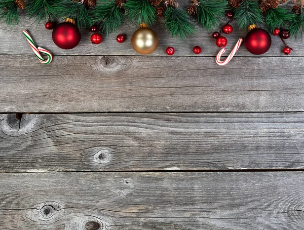 圣诞快乐或新年快乐的背景 有冷杉枝头 红金球饰品和糖果手杖 乡村木地板 — 图库照片