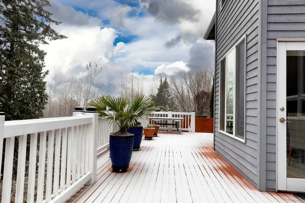初冬または晩秋の雪が家の屋外デッキを覆う — ストック写真
