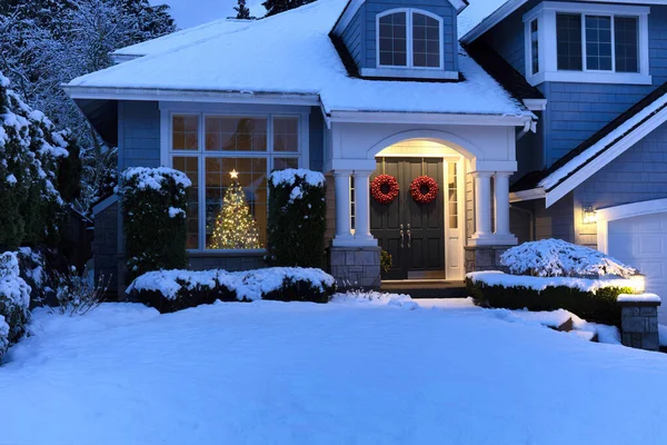 雪の新鮮な毛布でクリスマスや新年の休日のために飾られた住宅の家のビューを閉じます — ストック写真