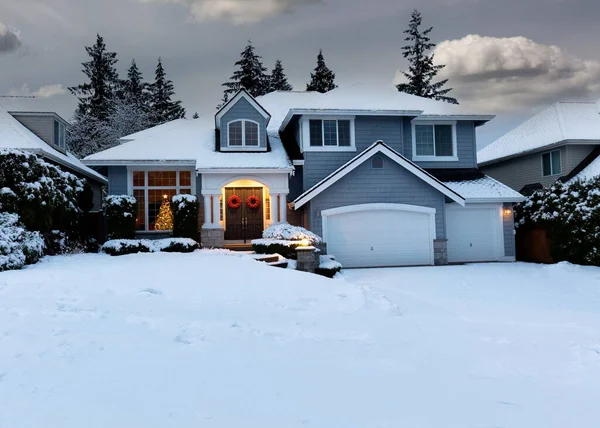 Vista Frontal Casa Residencial Decorada Para Las Vacaciones Navidad Año — Foto de Stock