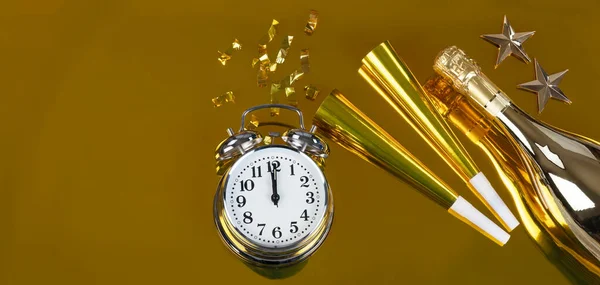 Celebración Año Nuevo Medianoche Sobre Fondo Dorado Con Reloj Champán —  Fotos de Stock