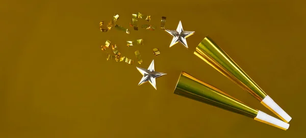 Noworoczna Uroczystość Złotym Tle Hałaśliwymi Gwiazdami Konfetti Idealny Inne Imprezy — Zdjęcie stockowe