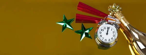 Hodiny Stávky Půlnoc Silvestra Oslavy Zlatém Pozadí Částečným Šampaňské Láhev — Stock fotografie