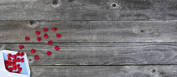 Concept Salutation Saint Valentin Avec Enveloppe Petits Cœurs Rouges Sur — Photo