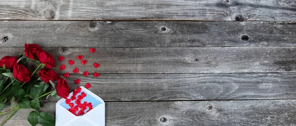 Valentines Den Pozdrav Koncept Obálkou Srdce Červené Růže Květiny Rustikálním — Stock fotografie