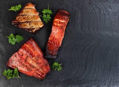 Taze füme balık, somon balığı, koyu taştan bir arka planda. Kopyalama alanı olan düz görünüm