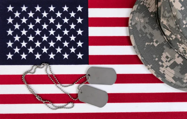 アメリカは独立 退役軍人または記念日の休暇のコンセプトのための軍事キャップとIdタグでフラグ — ストック写真