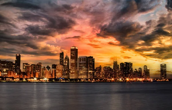 Chicagos Skyline Während Eines Hereinbrechenden Sturms Mit Goldenem Sonnenuntergang lizenzfreie Stockfotos