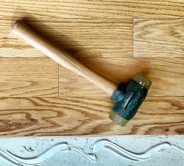 木匠橡胶锤木槌工具安装木地板的室内家庭施工 — 图库照片