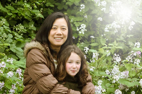 Mother Daughter Outdoors Bright Day — Stock Photo, Image