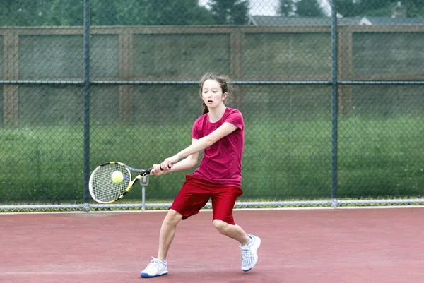 年轻姑娘在室外场地专心打网球时反手击球 — 图库照片