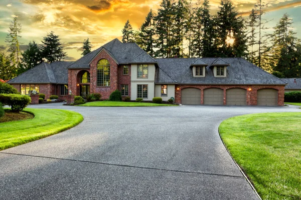 Beautiful Luxury Home Exterior Early Evening Golden Sunset Landscaping — Stock Photo, Image