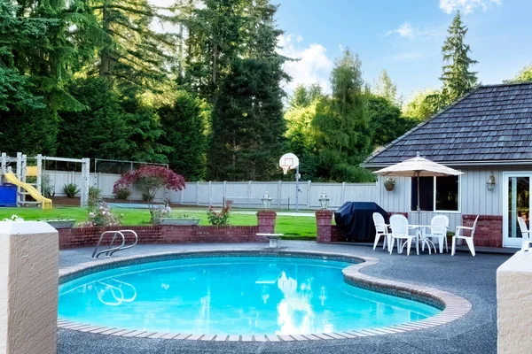 Srdce Tvarovaný Domácí Bazén Velkém Dvoře Během Letního Období — Stock fotografie