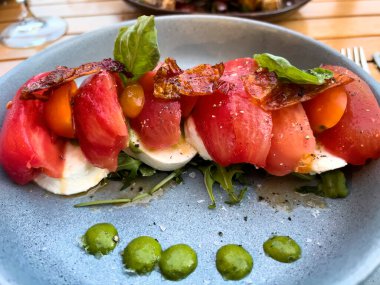 Sağlıklı peynir ve domates salatası. 