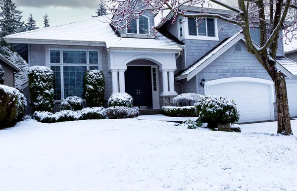 白い雪に覆われた家や前庭と早春の間の雪の嵐 — ストック写真