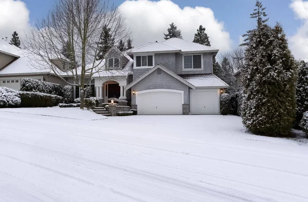 クリスマス休暇中のアメリカ北西部の雪のある住宅 — ストック写真