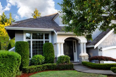 Yaz mevsiminde boyanmış olan konut evinin önünü kapatın. 