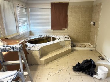 Ana banyo duş ve küvetle yıkıldı.