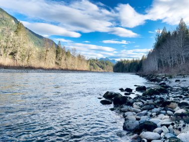 Kış mevsiminde Washington 'un Cascades bölgesindeki Sauk Nehri' nin zemin katı manzarası. 
