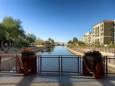 Scottsdale Arizona şehir merkezi kışın tuz nehri kanalı projesi ile rıhtım kıyısı 
