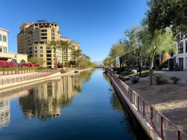 Scottsdale Arizona şehir merkezi kışın tuz nehri kanalı projesi ile rıhtımda. 