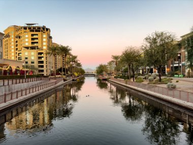Scottsdale Arizona 'nın aşağısındaki tuz nehri kanalı projesi boyunca güzel günbatımında 