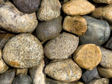 Bir duvar oluşturmak için özenle birikmiş nehir taşlarından oluşan bir arka plan