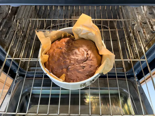 Elektrikli fırında taze ekmek servis edilmeye hazır. 