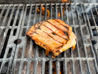 Sıcak ızgarada kızartılan taze bifteğin kapanışı. 