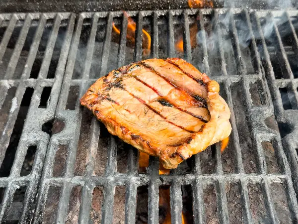 Sıcak ızgarada kızartılan taze bifteğin kapanışı. 