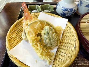 Bambu kabında Japon tempurası olarak bilinen hamur kızartılmış karides ve sebzelere yakından bakın.