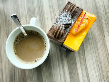 Zengin çikolata ve mango çörekleri ve sabah kahvaltısı için kahve.