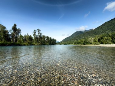 Washington eyaletindeki açık Skagit nehrinin bahar sonu manzarası 