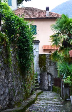 İtalyan şehrinde eski dar bir cadde