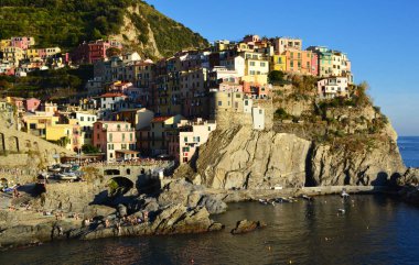 İtalya, Liguria 'daki Cinque Terre Milli Parkı' ndaki Manarola köyü.